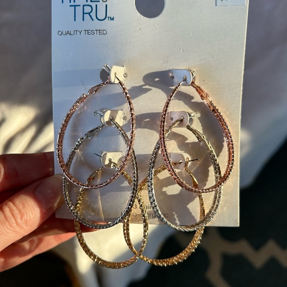 Premier Design Reversible Cuff Bracelet & Hoop Earrings - Picture 5 of 6